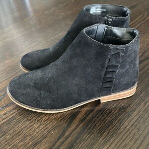Black Cat and Jack ruffle booties size 6, EUC!